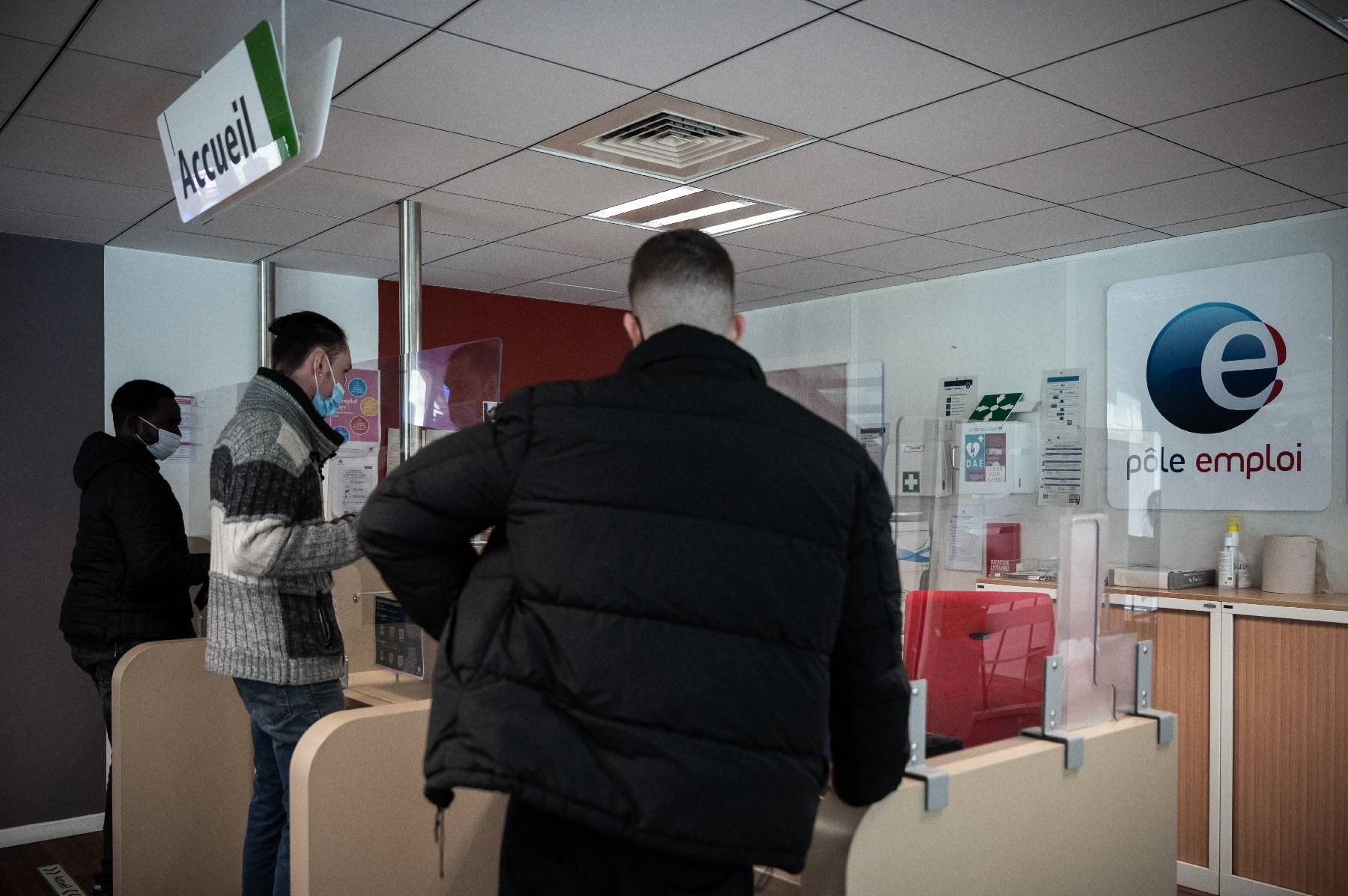 Le nombre de chômeurs en France en baisse de 2,1% en novembre, selon la Dares