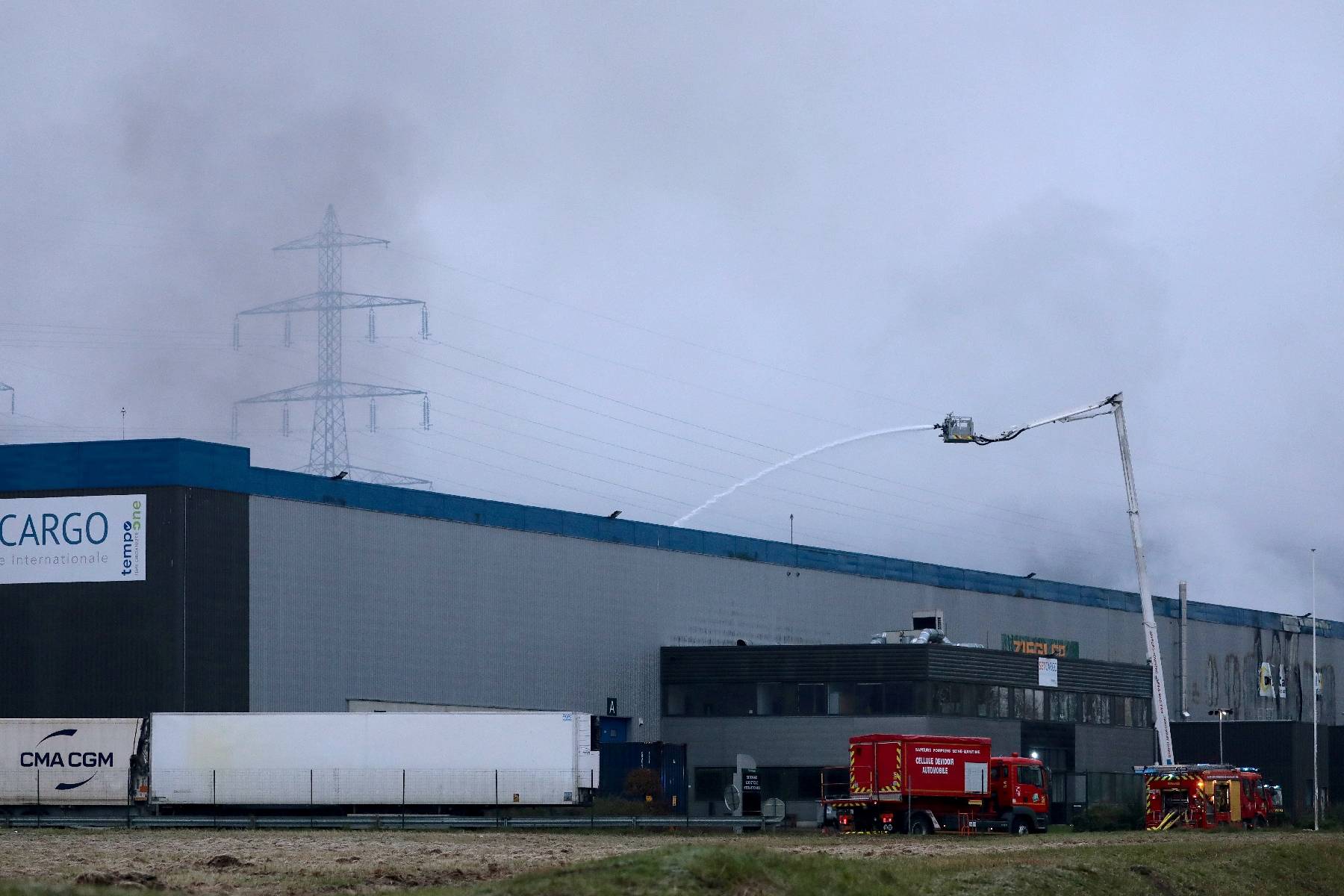 L'incendie chez Bolloré Logistics circonscrit, pas de risques selon le préfet