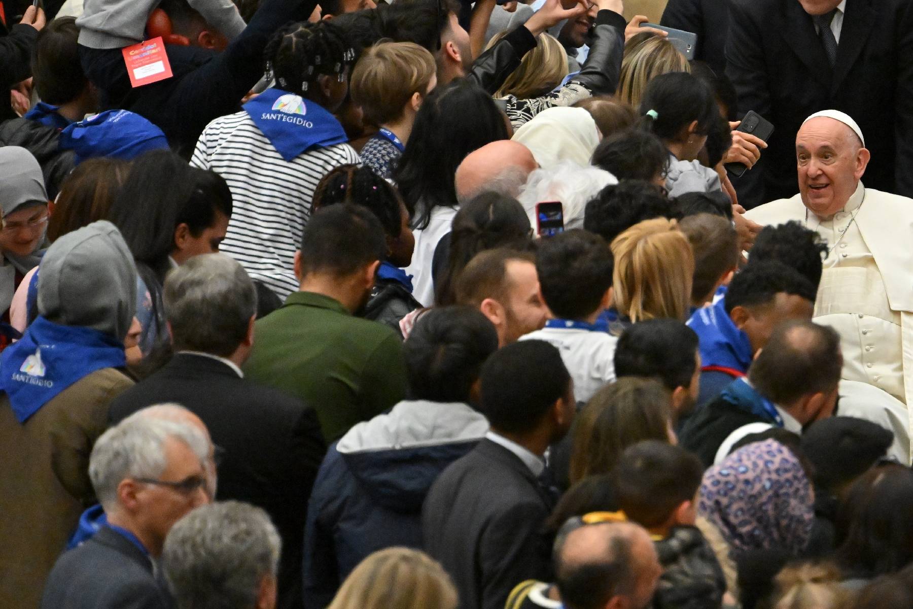 Le pape reçoit en audience des réfugiés arrivés grâce aux couloirs humanitaires