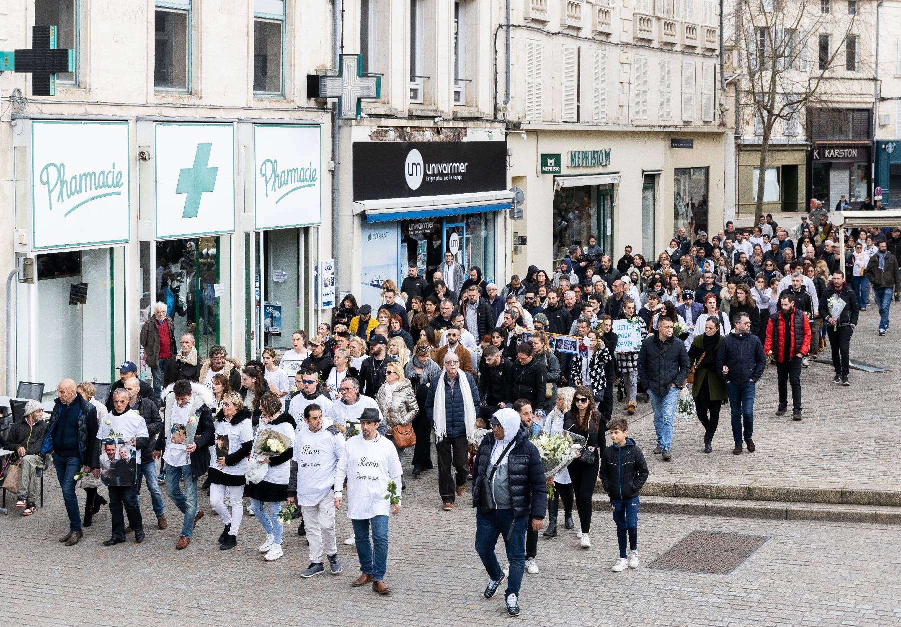 Disparus des Deux-Sèvres: une marche blanche réunit 300 personnes à Niort