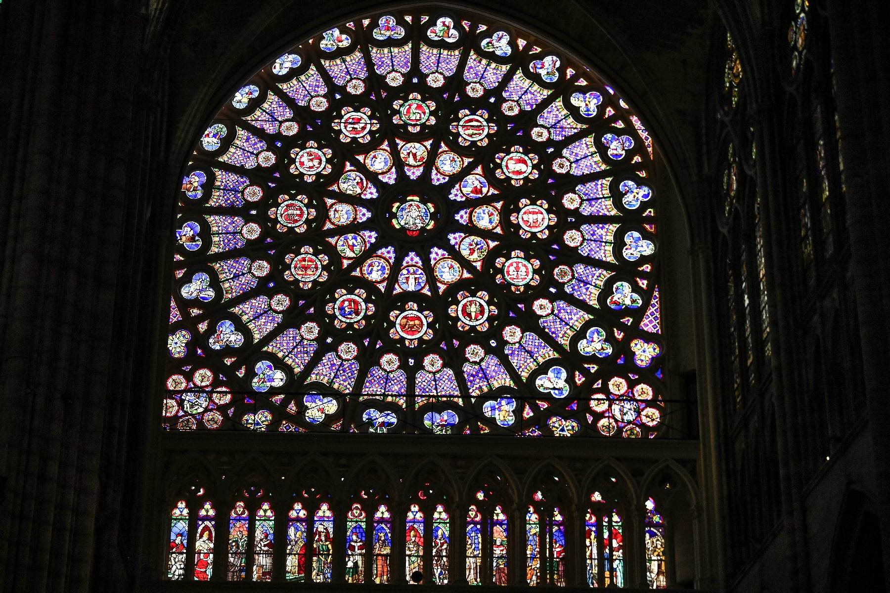 La lumière retrouvée des vitraux de la Basilique de Saint-Denis