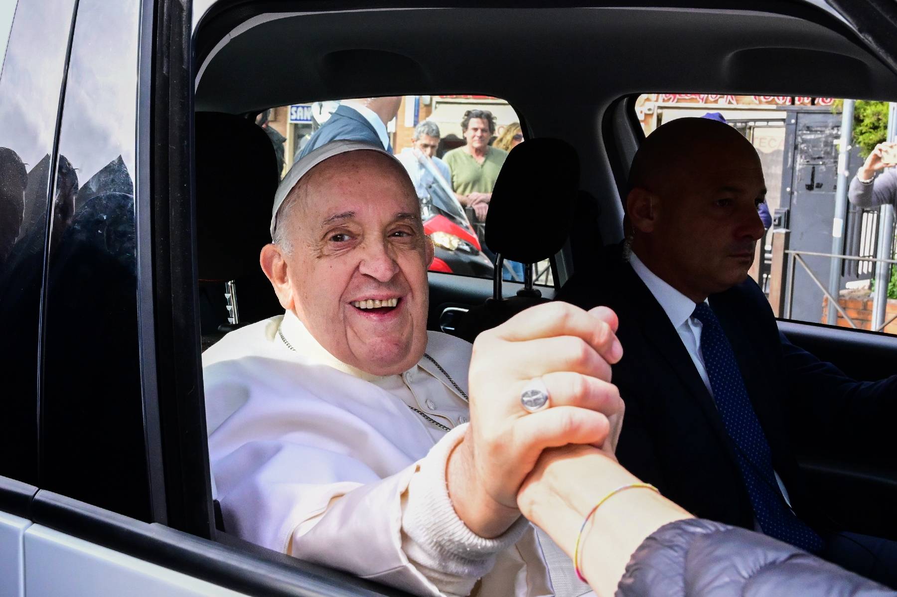 Le pape, tout juste sorti de l'hôpital, sur la place Saint-Pierre pour la messe des Rameaux