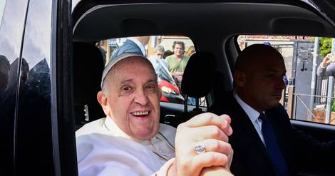 Le pape, tout juste sorti de l'hôpital, sur la place Saint-Pierre pour la messe des Rameaux