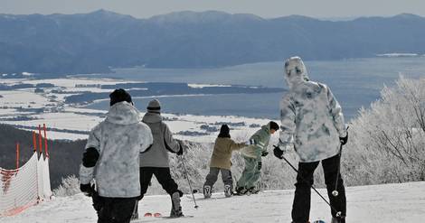 A Fukushima, les charmes de la neige contre les stigmates du nucléaire