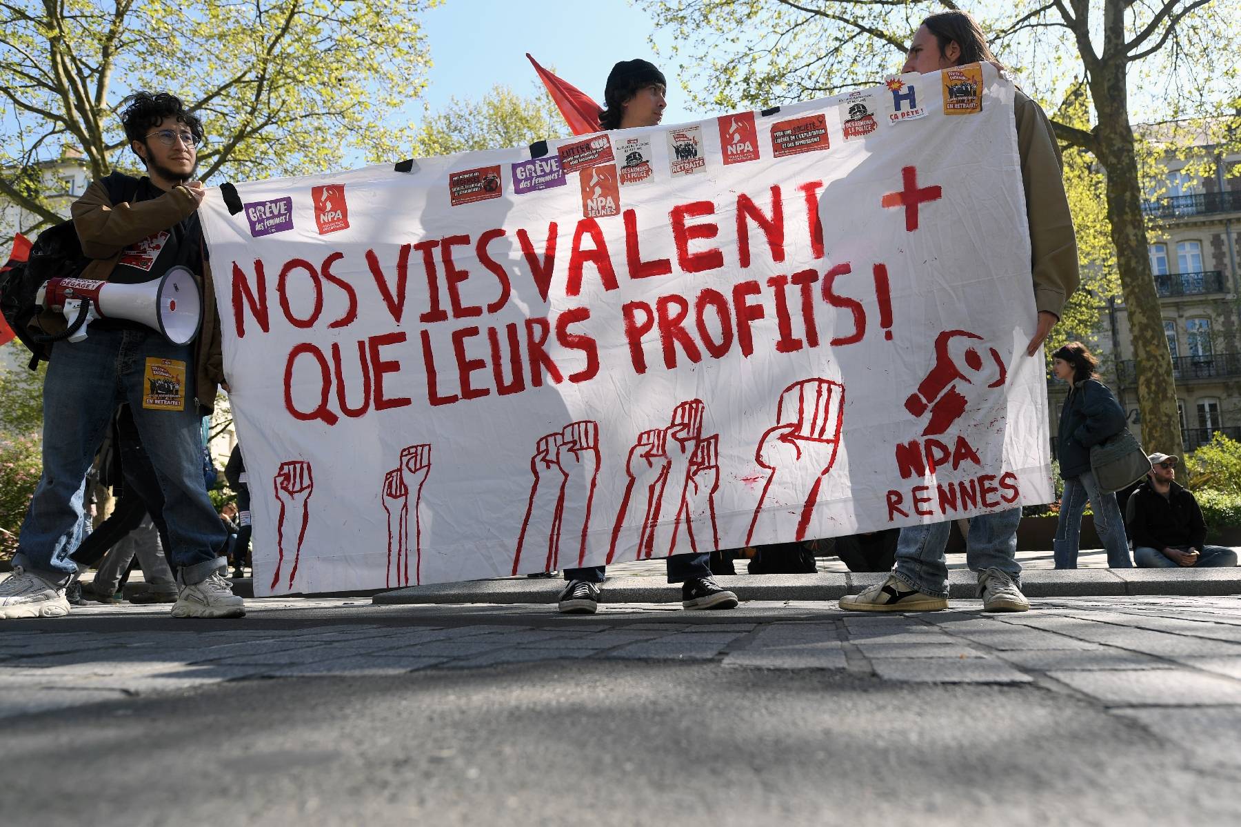 Retraites: nouvelles manifestations et actions coup de poing en France