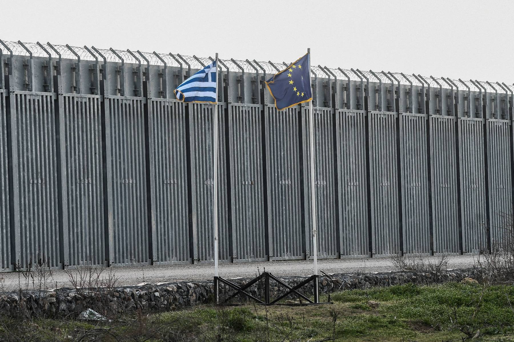 Aux frontières extérieures de l'UE, la Grèce étend sa clôture anti-migrants