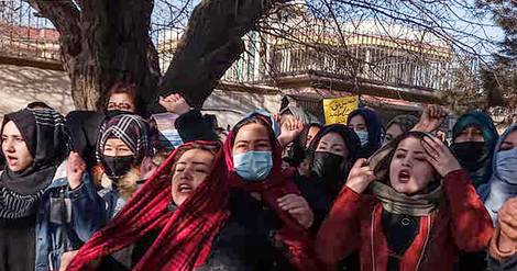 Une vingtaine d'Afghanes manifestent contre la fermeture des universités aux femmes