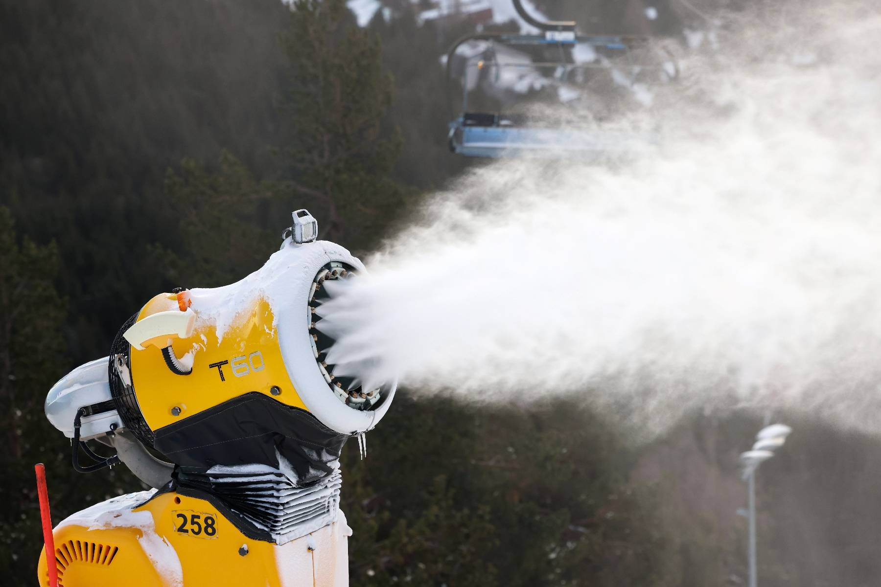 Pyrénées: la neige artificielle, planche de salut du ski à Font Romeu
