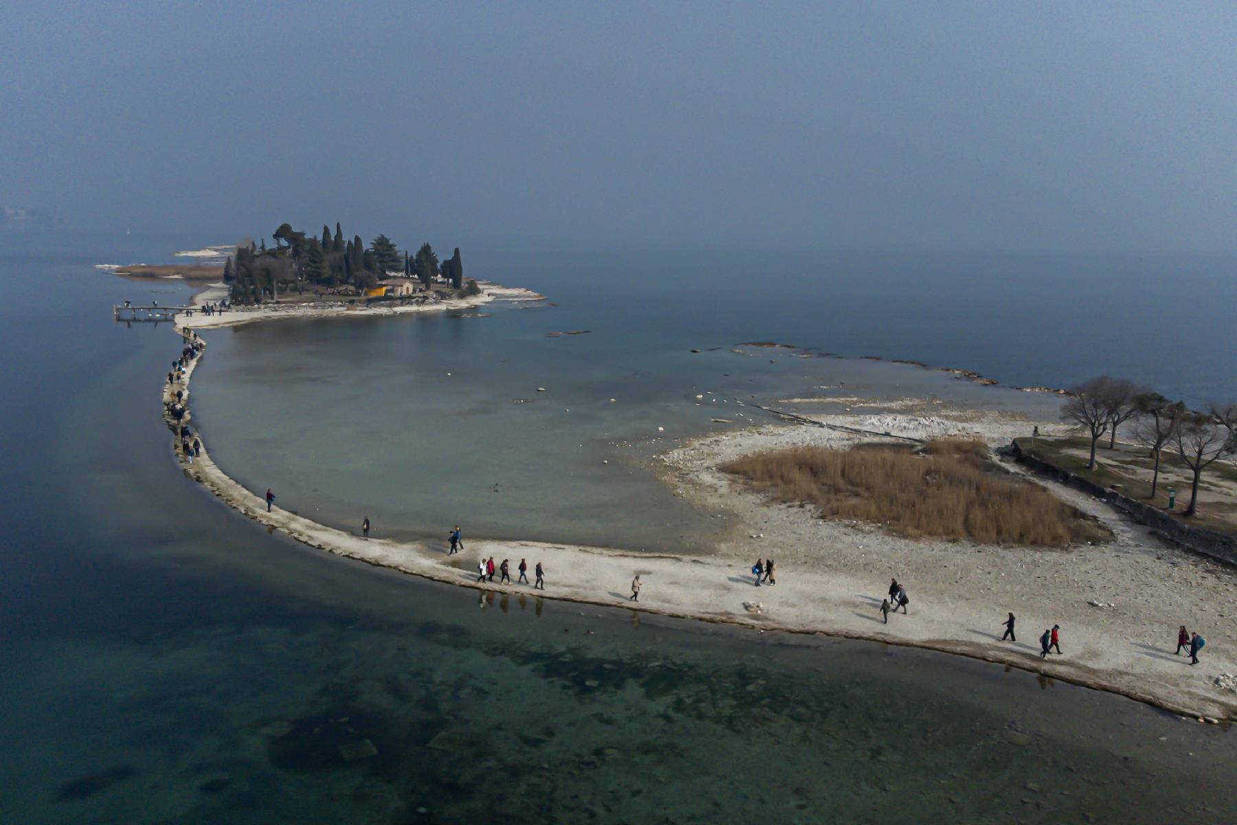 Un îlot du lac de Garde, symbole de la sécheresse frappant l'Italie
