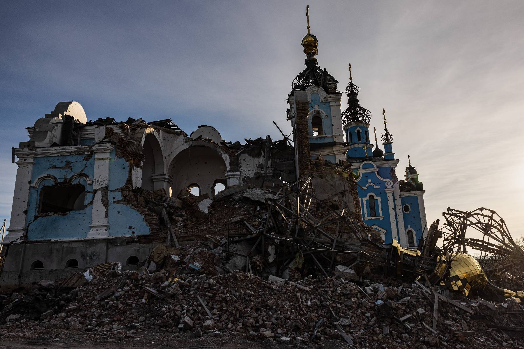 Ukraine: à Bogorodytchné, des ruines, des chats et un homme