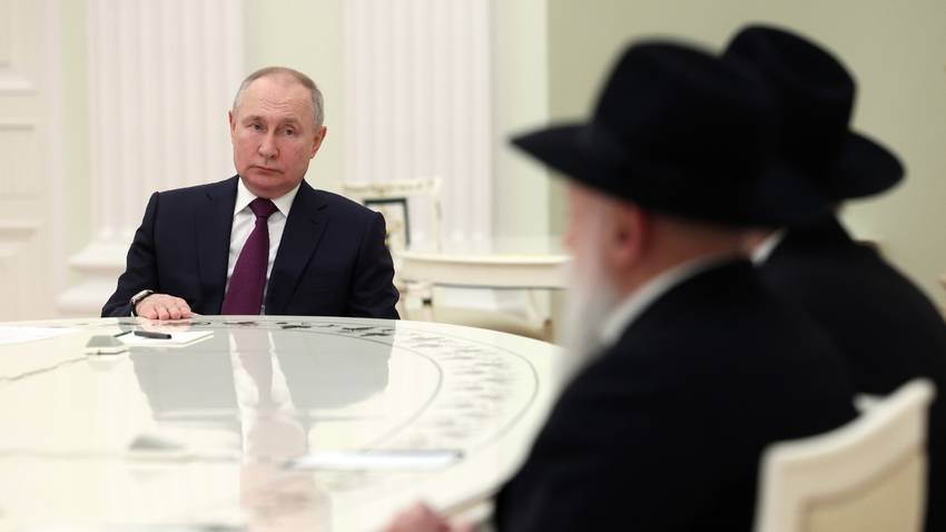 Le président russe Vladimir Poutine reçoit au Kremlin le grand rabbin de Russie Berel Lazar et le président de la Fédération des communautés juives Alexander Boroda le 26 janvier 2023 à Moscou