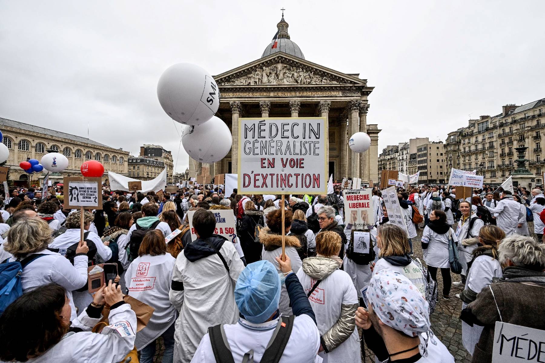 Des milliers de généralistes manifestent pour défendre une médecine libérale 