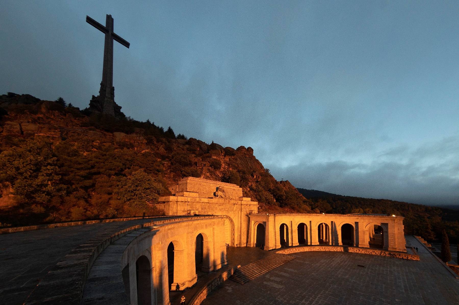 Espagne: la dépouille du fondateur de la Phalange exhumée de l'ancien mausolée de Franco