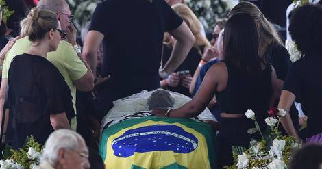 Au stade de Santos, des milliers de Brésiliens expriment leur 