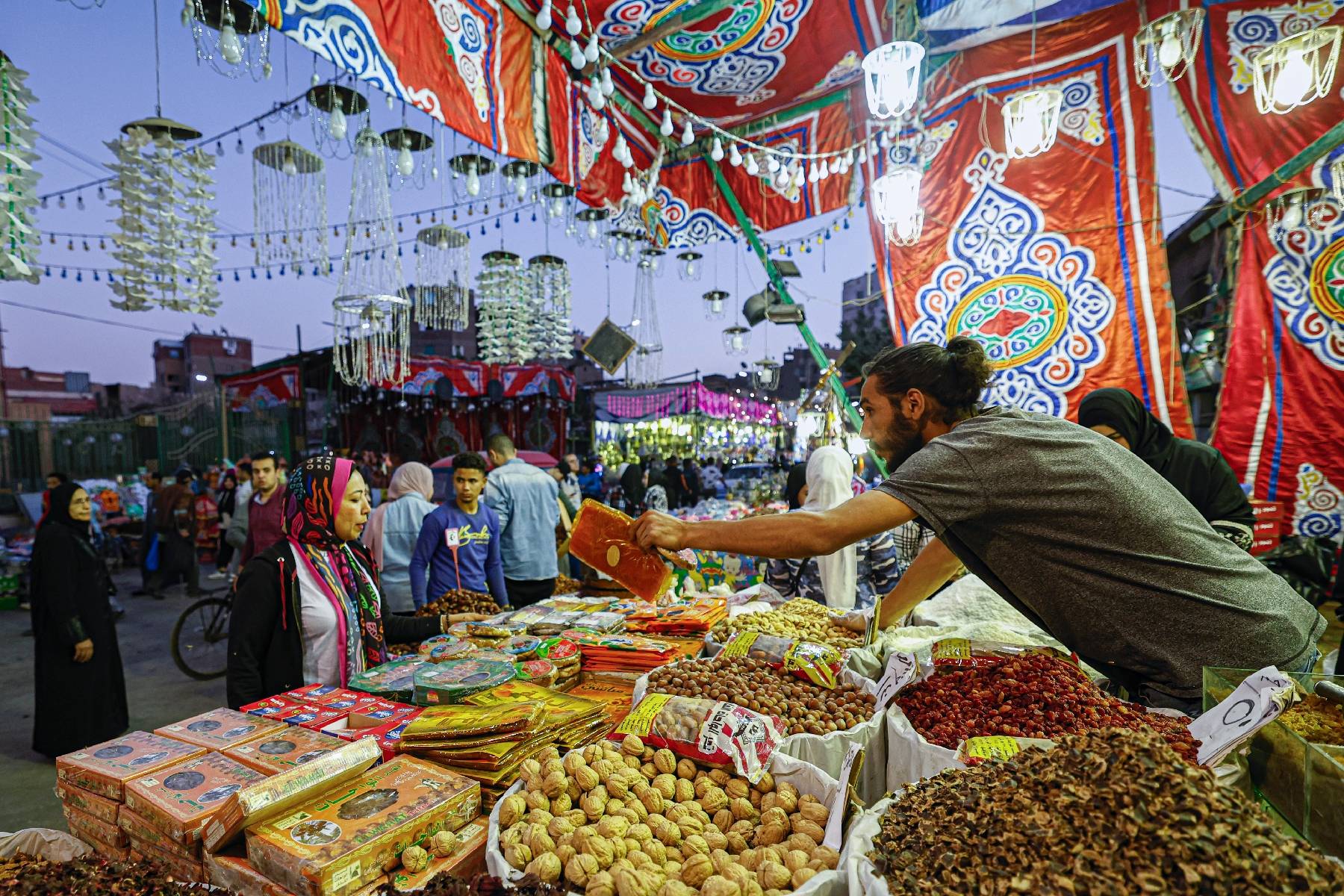 En Egypte, les bons samaritains du ramadan obligés de se serrer la ceinture