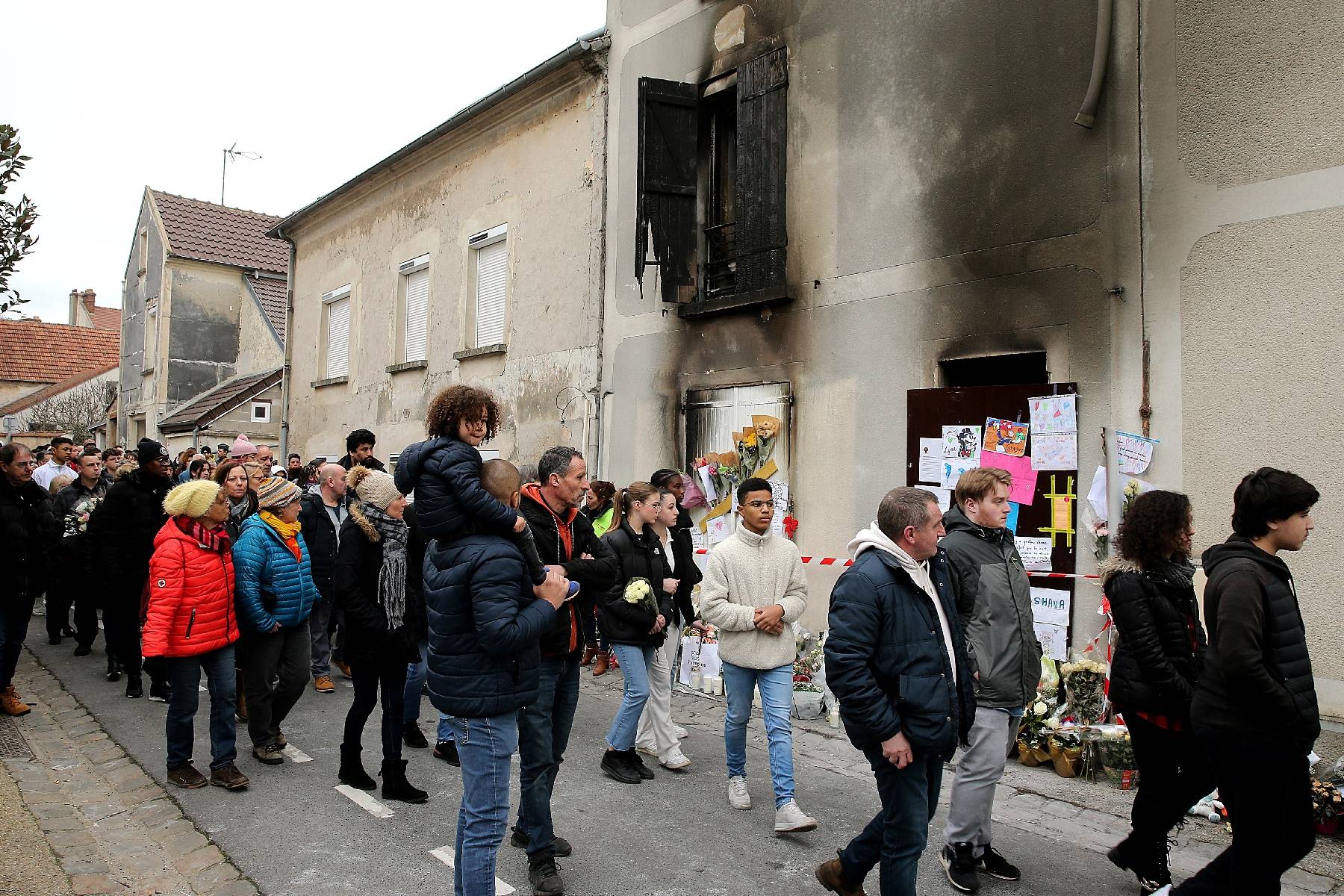 Aisne: marche blanche en hommage à une mère et ses sept enfants tués dans un incendie