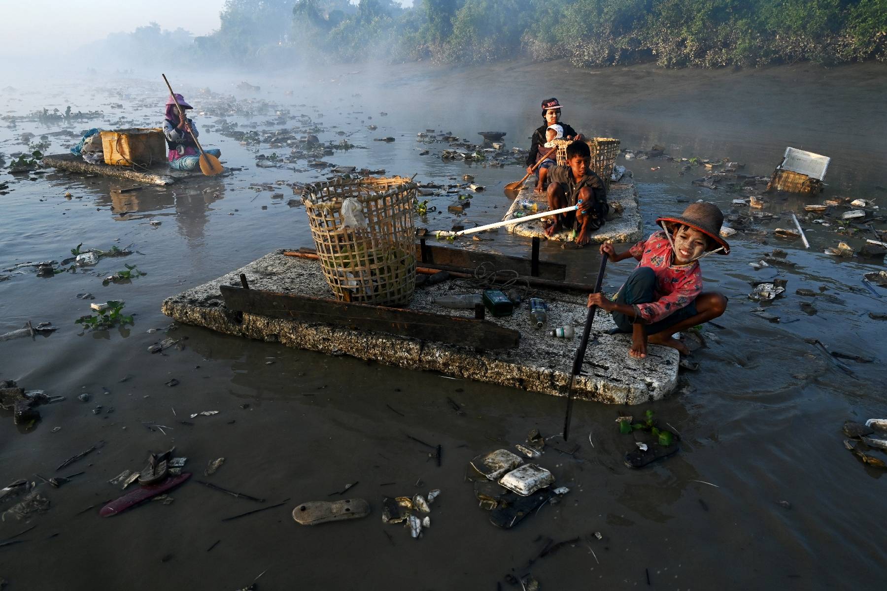 Plastique, canettes et... cadavres: avec les nettoyeurs des rivières de Rangoun