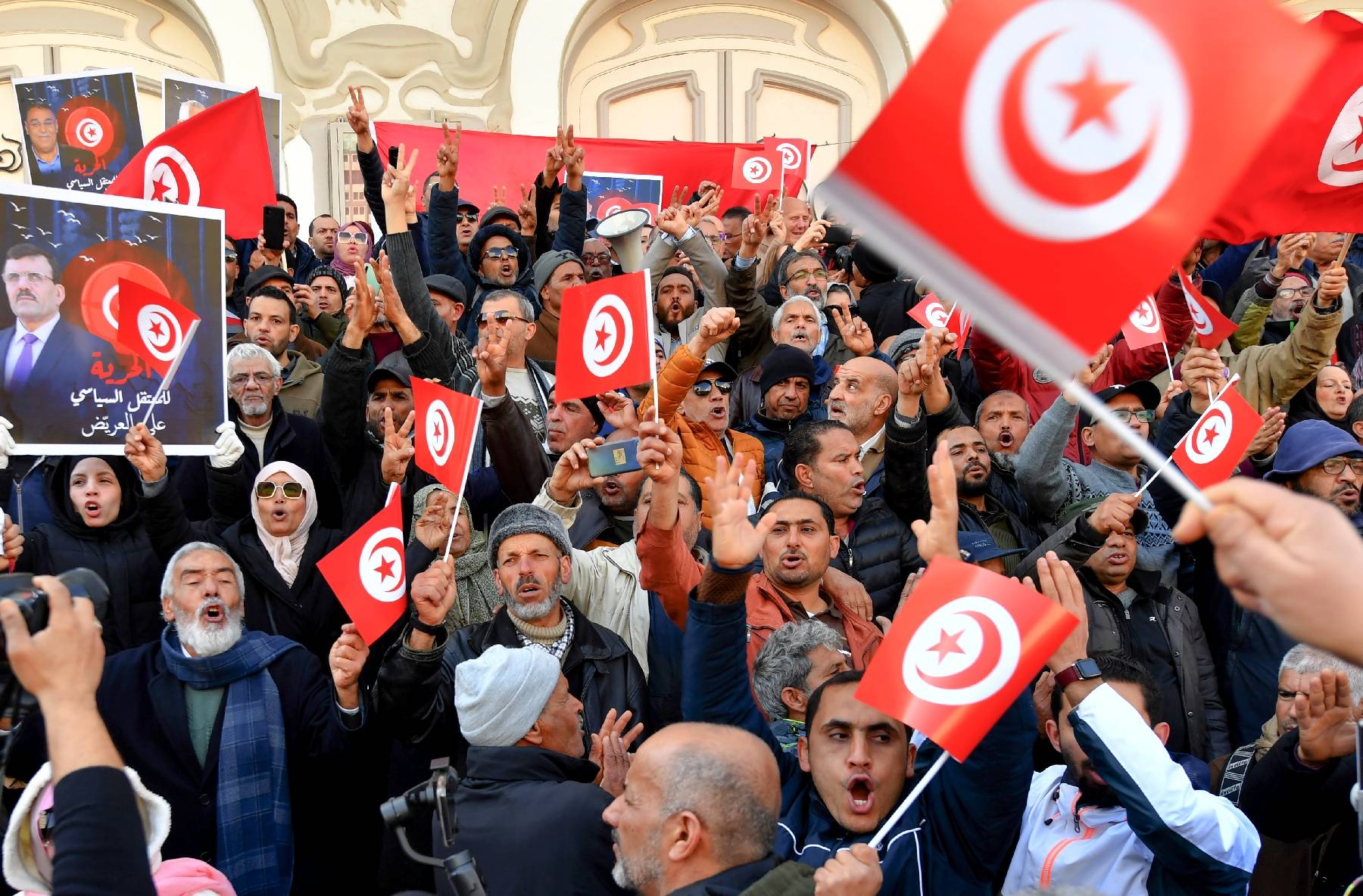 Tunisie: des centaines d'opposants pressent le président de 