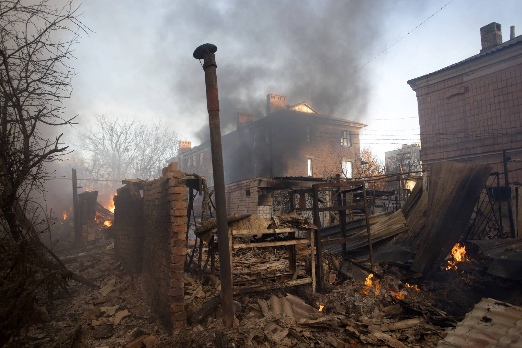 Ukraine : Zelensky près du front, nouvelle attaque au drone sur une base russe