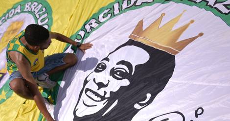 Les Brésiliens font leurs adieux au légendaire footballeur Pelé