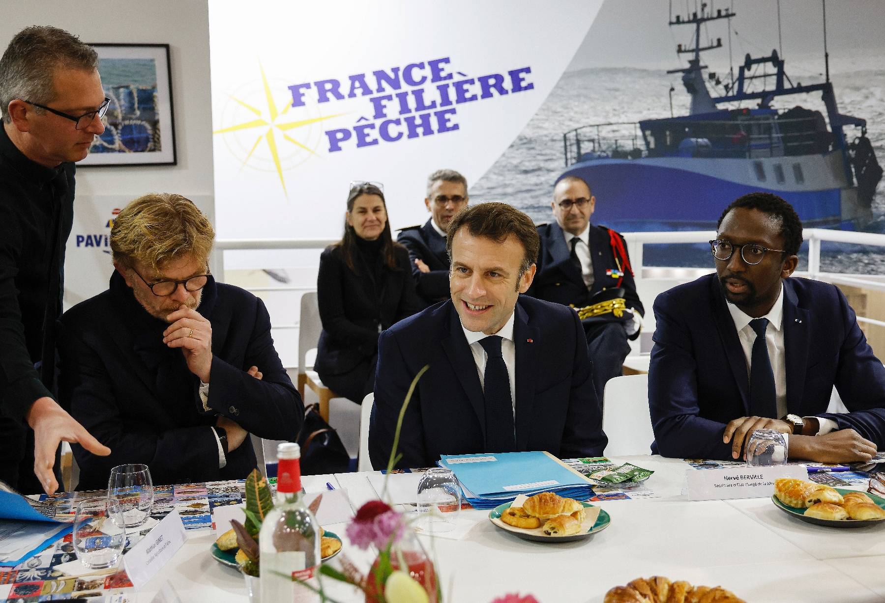 Au salon de l'agriculture, Macron annonce un nouveau plan sur les pesticides