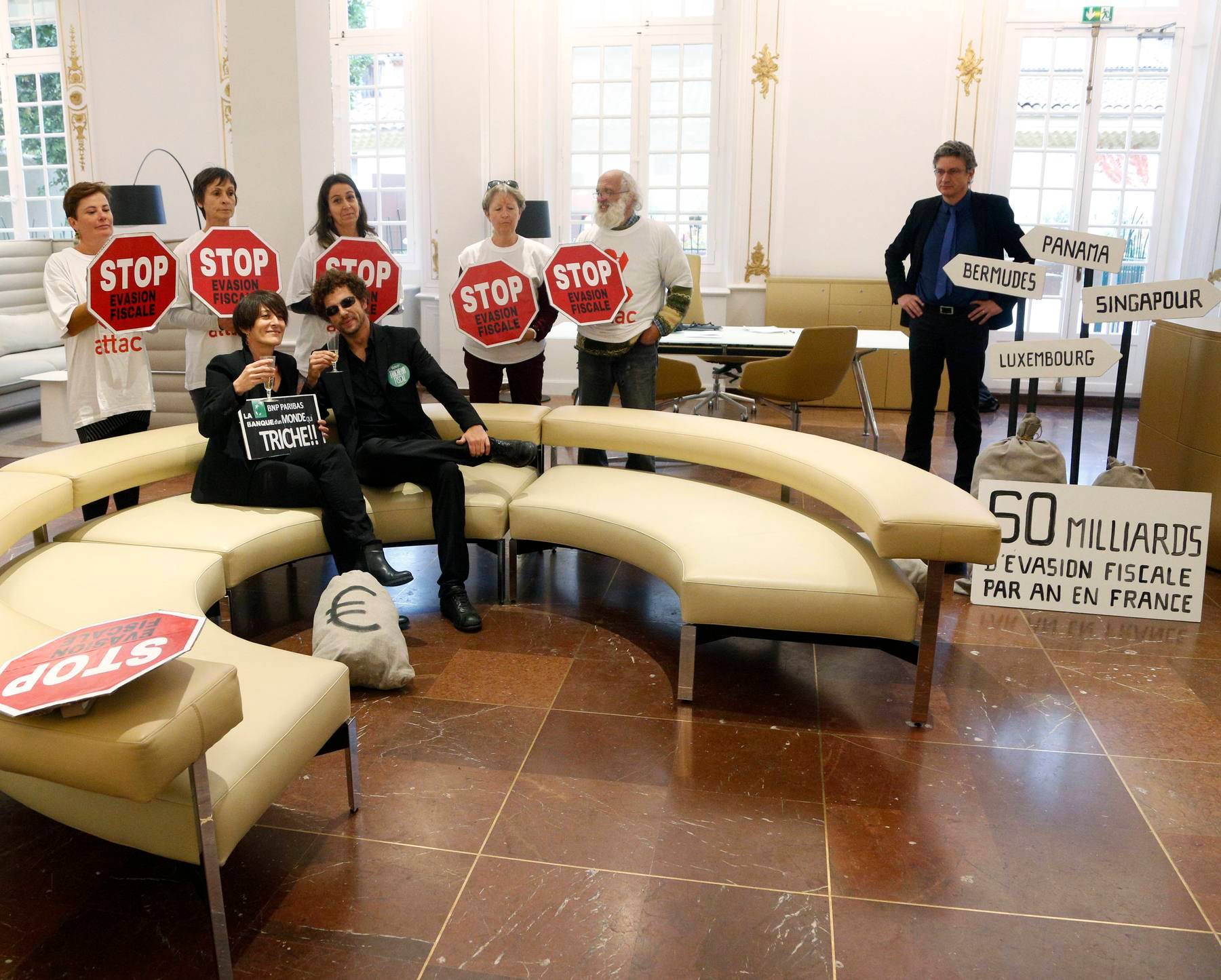 Bnp Paribas Aix En Provence Cours Mirabeau Économie | Evasion fiscale : des militants investissent une agence BNP à Aix  | La Provence