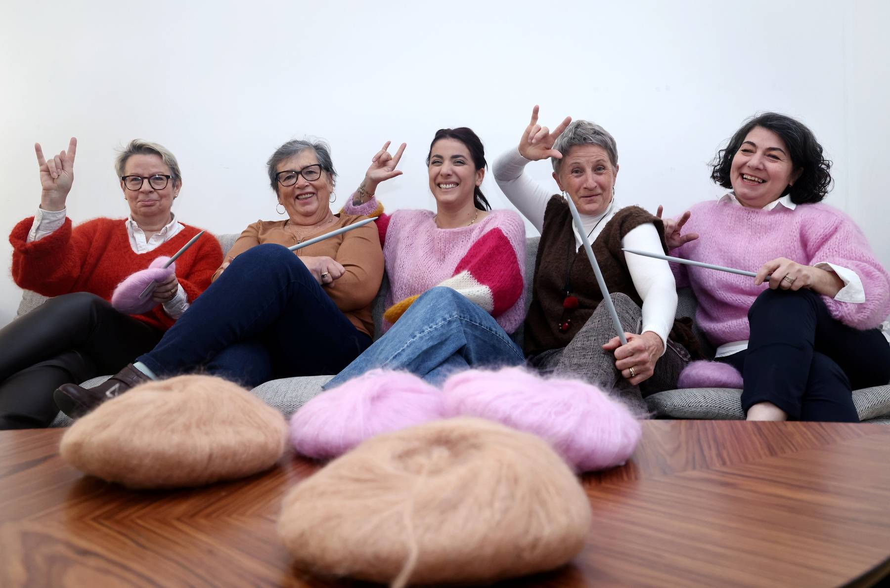 Vidéo : à Marseille, une marque de vêtements tricotés à la main par des mamies