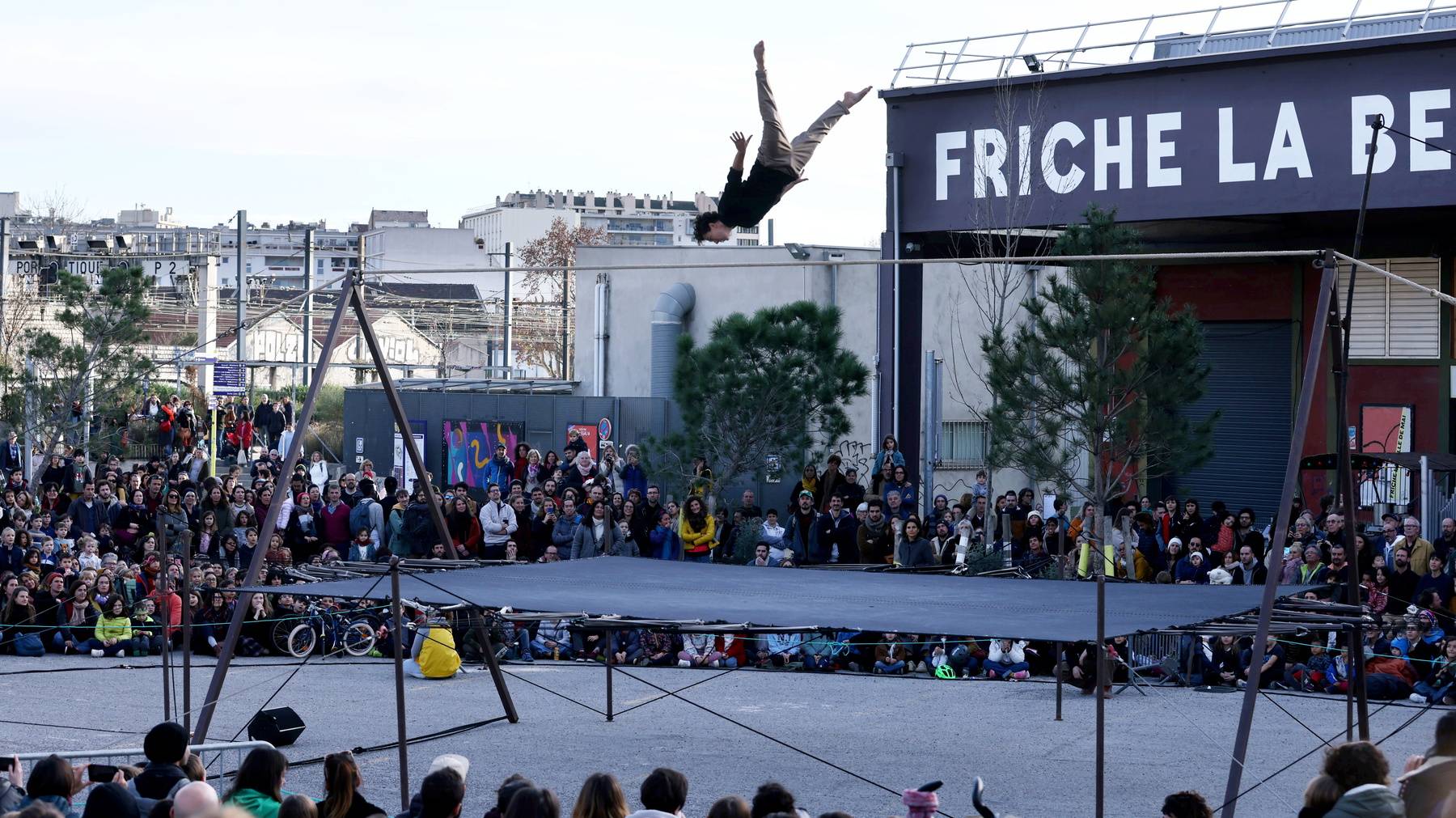 Biennale internationale des arts du cirque : le temps suspendu en plein vol à Marseille