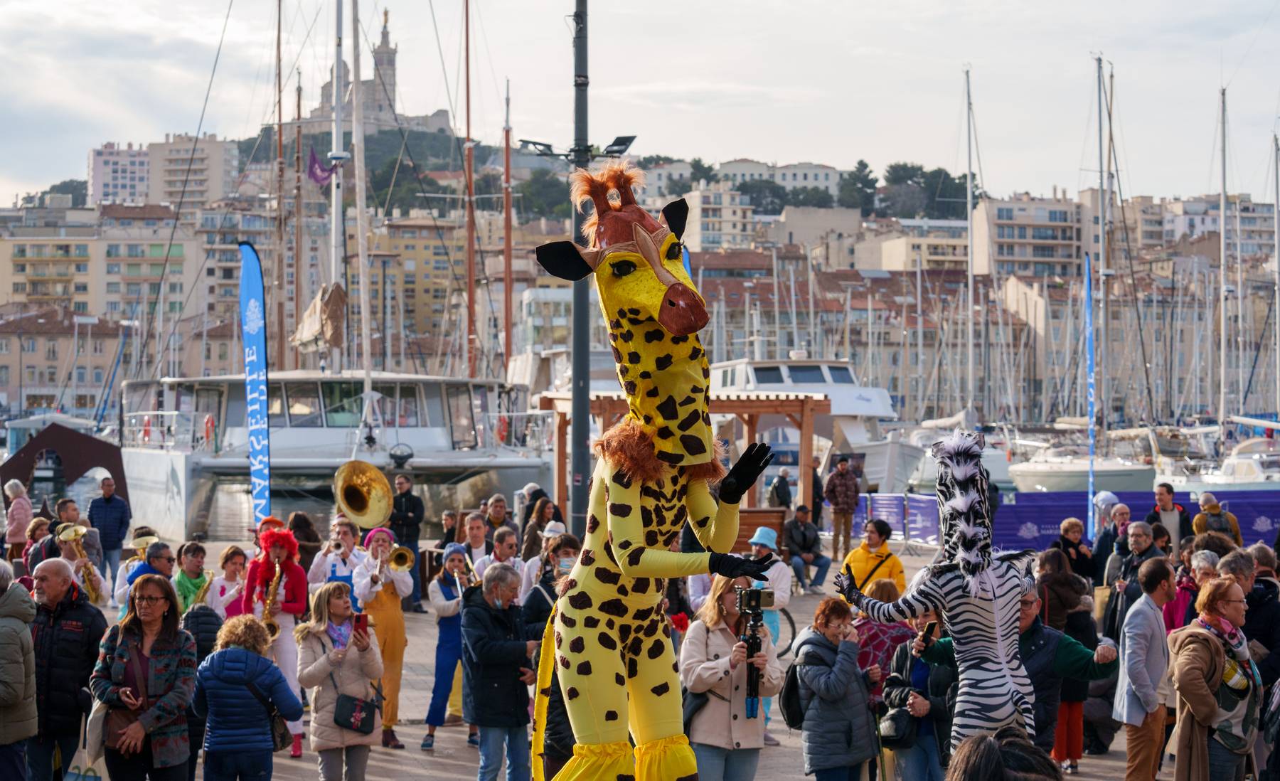 Marseille : fanfare, échassiers et gaieté pour fêter 2023