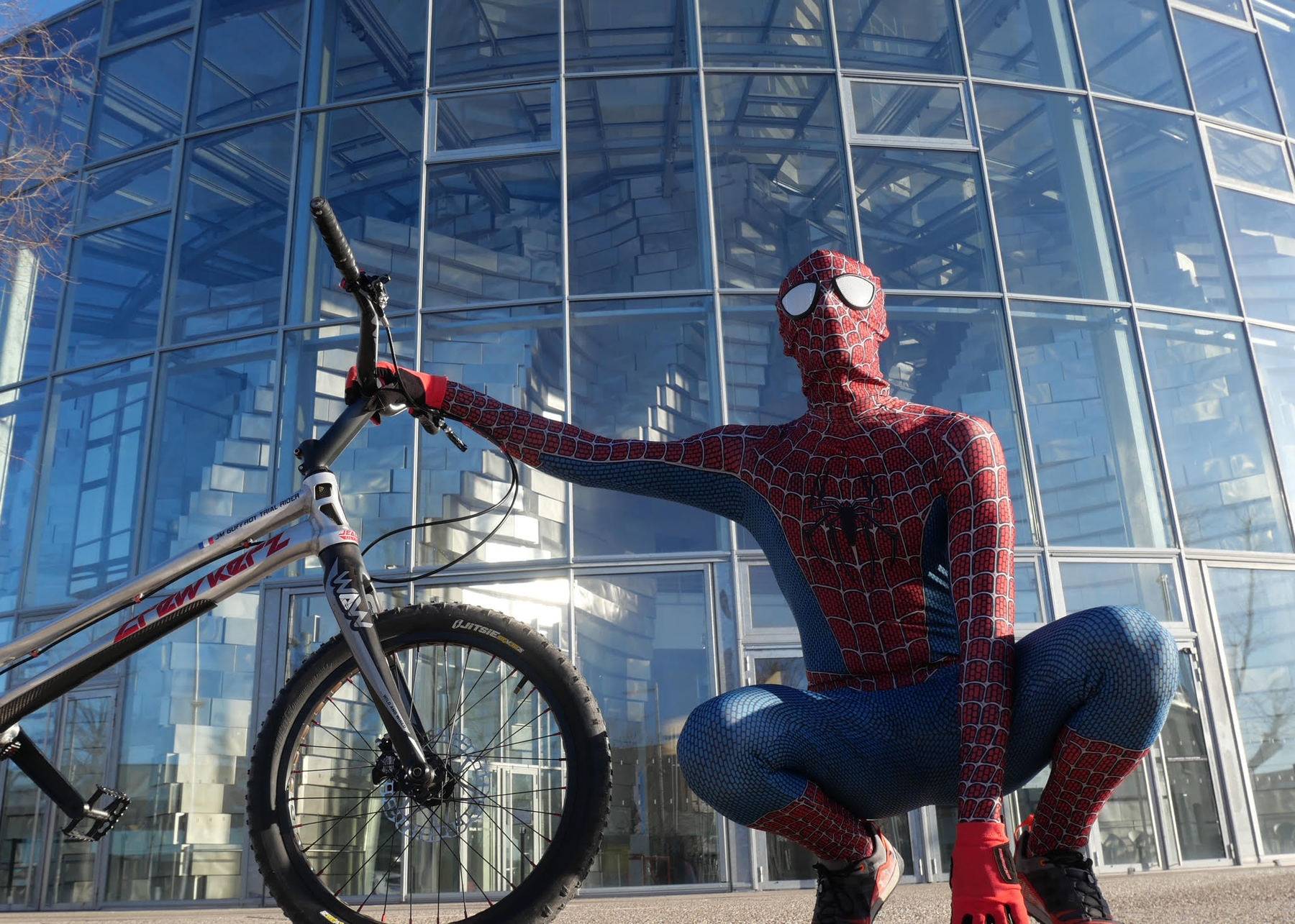 Le Spiderman arlésien amateur de vélo trial