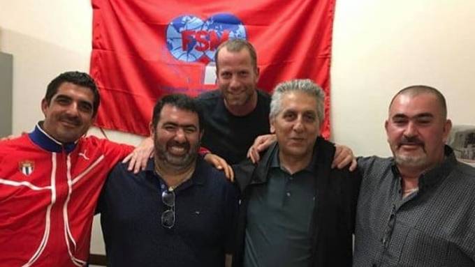 13 juin 2019, à Port-de-Bouc : Olivier Mateu pose avec George Mavrikos, secrétaire général de la FSM. L'UD 13 vient de voter son adhésion à l'internationale révolutionnaire et anti-impéraliste. 