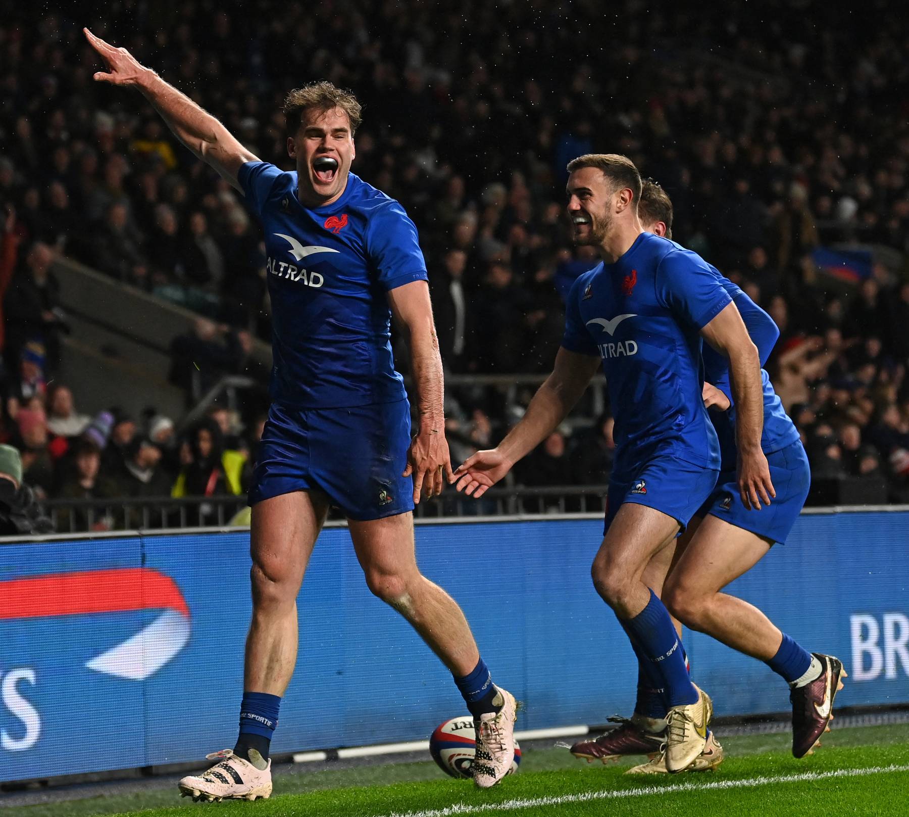 Rugby : après leur victoire à Twickenham, le XV de France au rang des plus grands