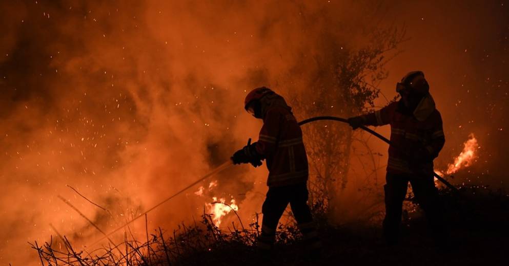 Ao vivo |  Sob onda de calor, Portugal luta para controlar vários incêndios florestais